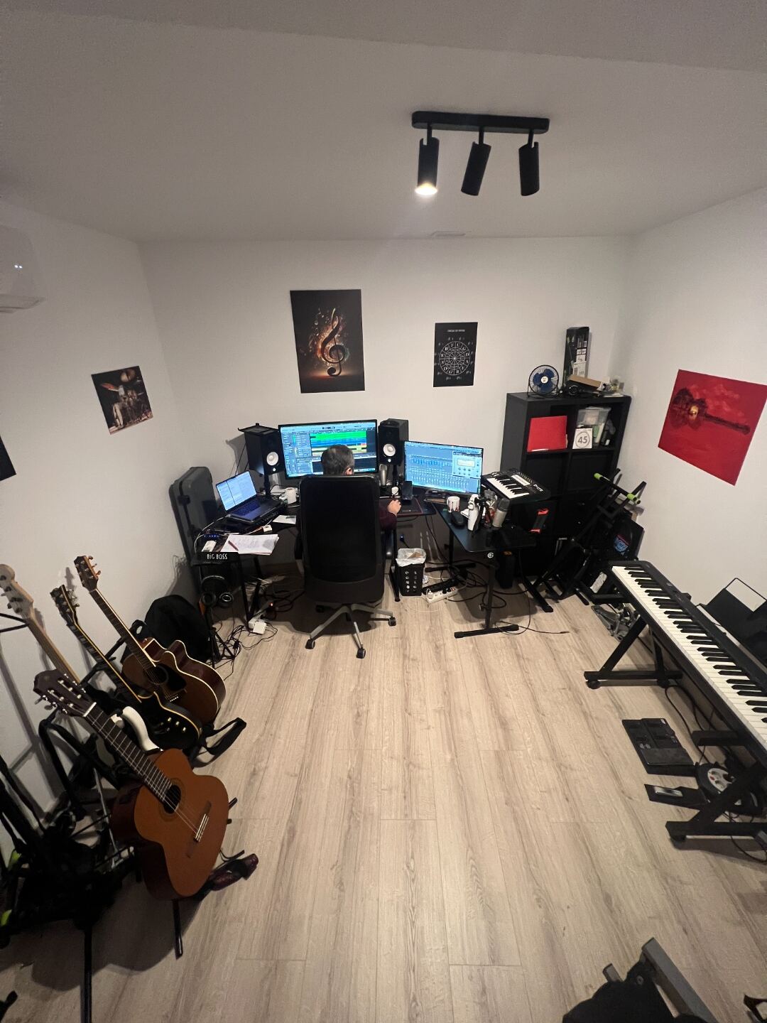 Estudio personal con instrumentos y equipo de producción