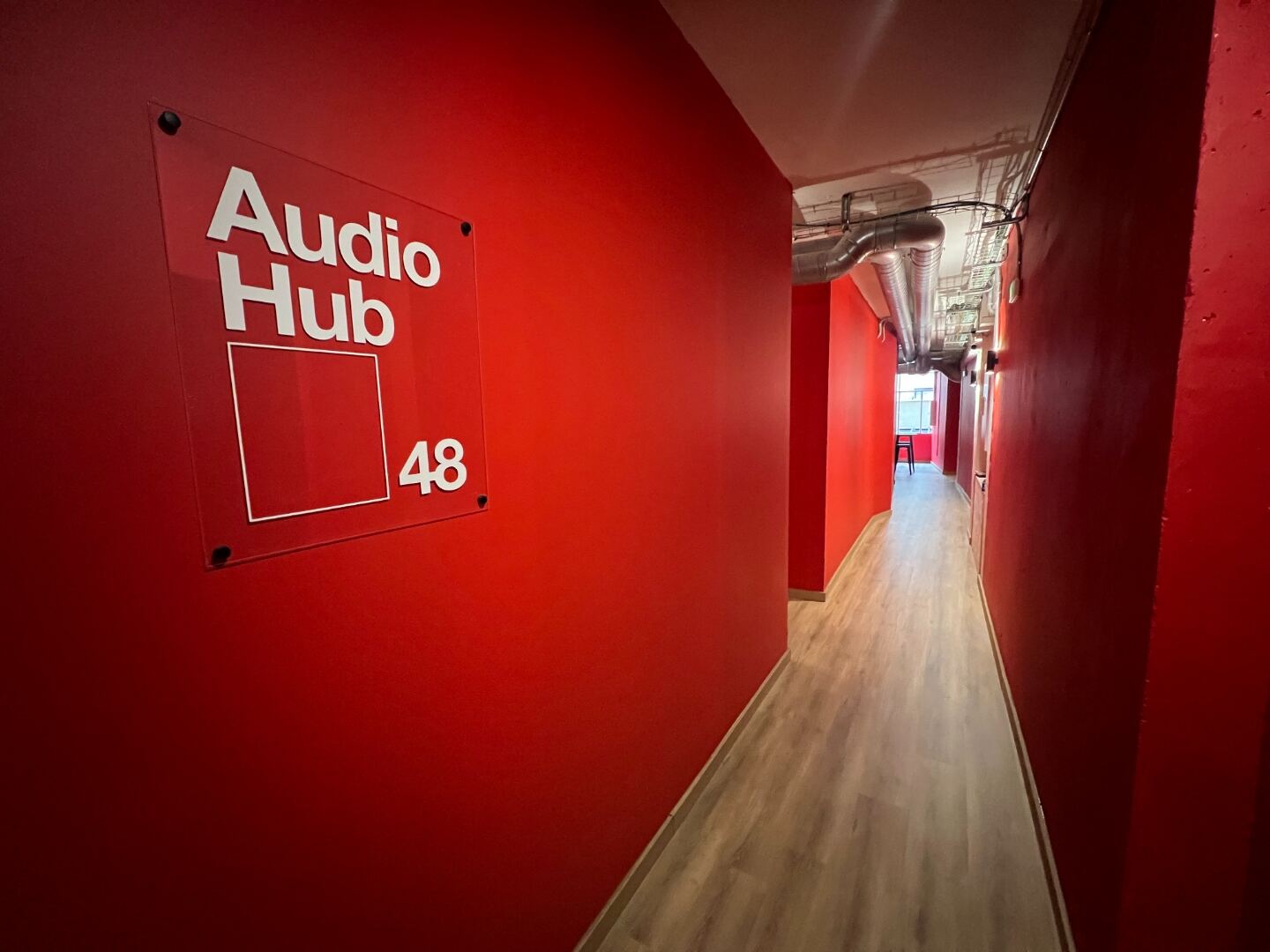 Entrada y pasillo de Audio Hub 48 en Poblenou