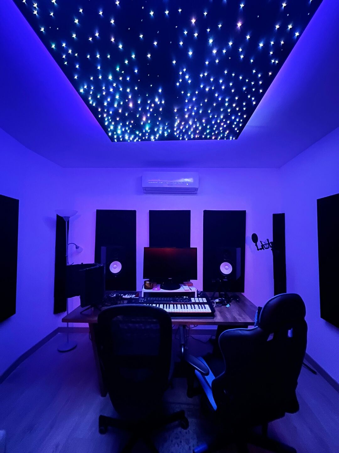 Estudio equipado con mesa de producción y monitores