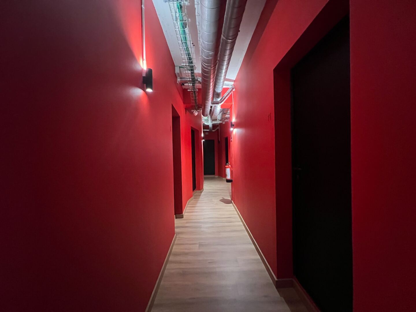 Pasillo interior de Audio Hub 48