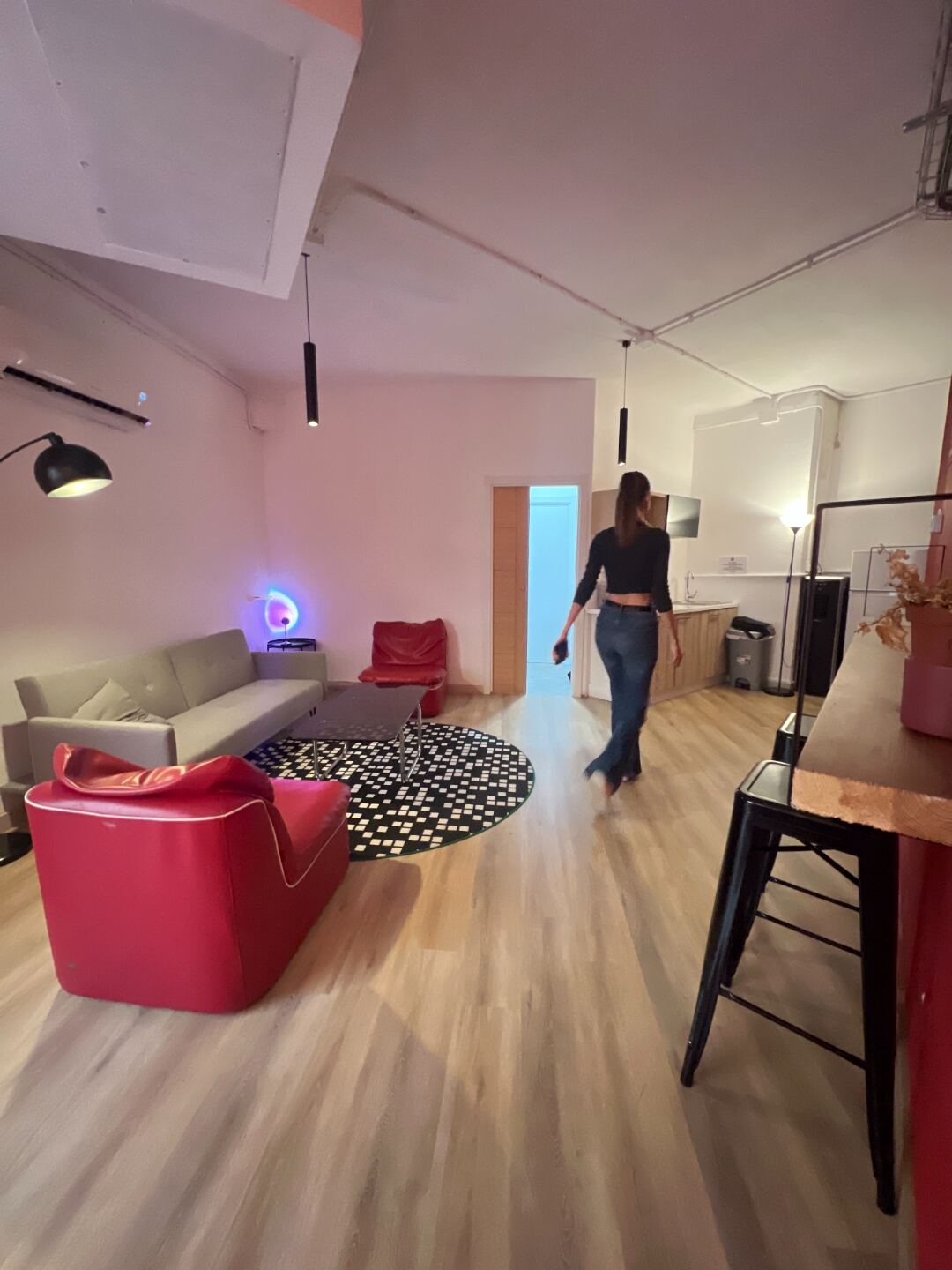 Sala común con sofás y cocina abierta